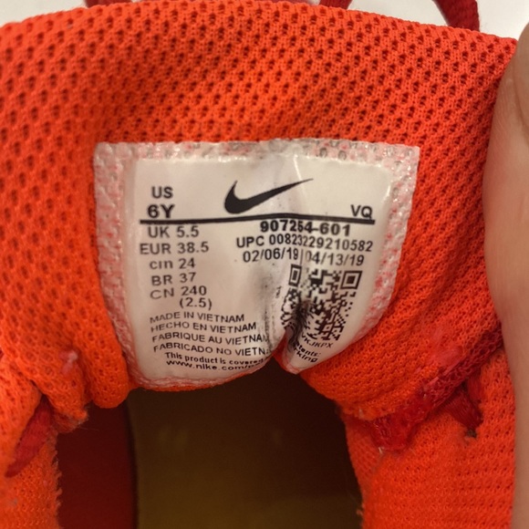 Like new Boys size 6 Nike sneakers - Picture 3 of 3